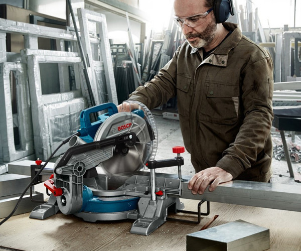 Торцовочная пила Bosch GCM 216