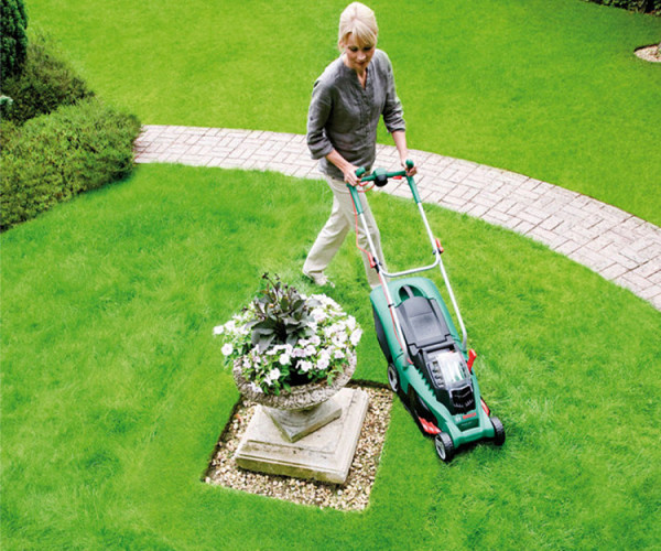 Аккумуляторная газонокосилка Bosch Rotak 32 LI