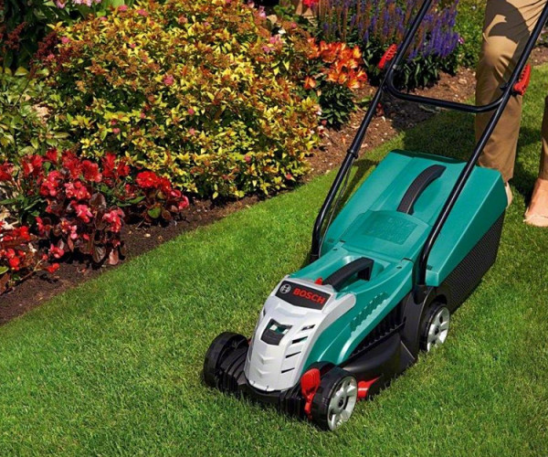 Аккумуляторная газонокосилка Bosch Rotak 32 LI