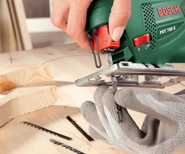 Лобзик BOSCH PST 700 E