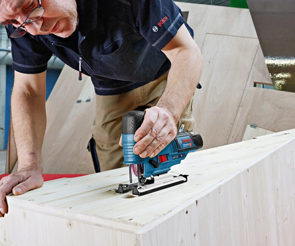 Аккумуляторный лобзик BOSCH GST 12V-70 + GBA 12V 2.0Ah