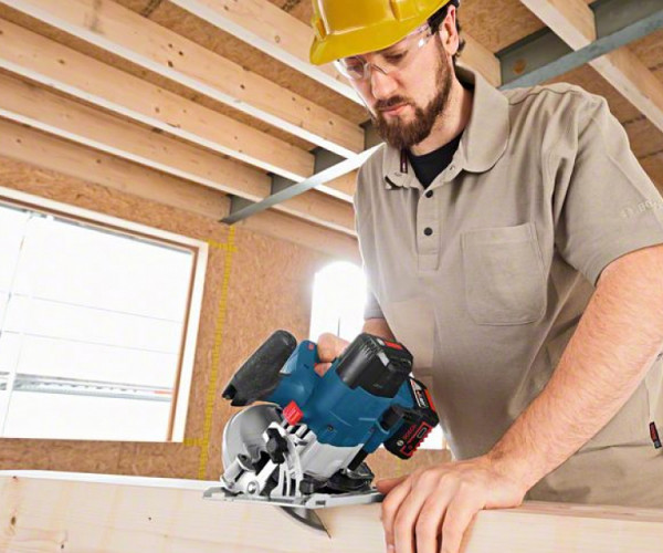 Аккумуляторная дисковая пила Bosch GKS 18V-57 + GBA 18V 4 Ah, + GAL 18V-40